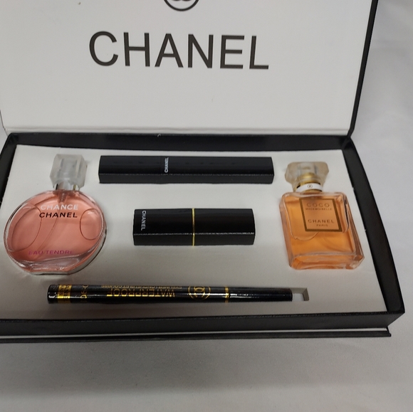 Great Christmas Gift🎁 CHANEL 5 piece Beauty Set. Leave message if interested. - Picture 2 of 9